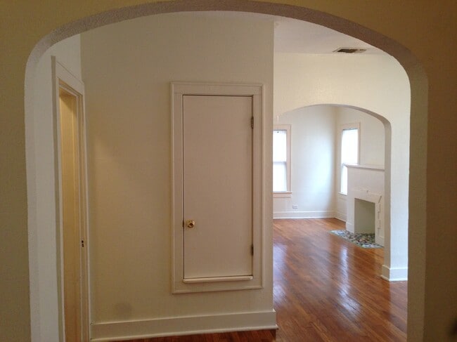 Building Photo - 713 E Elmira St