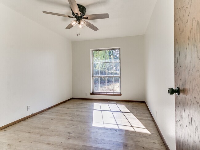 Building Photo - Clador