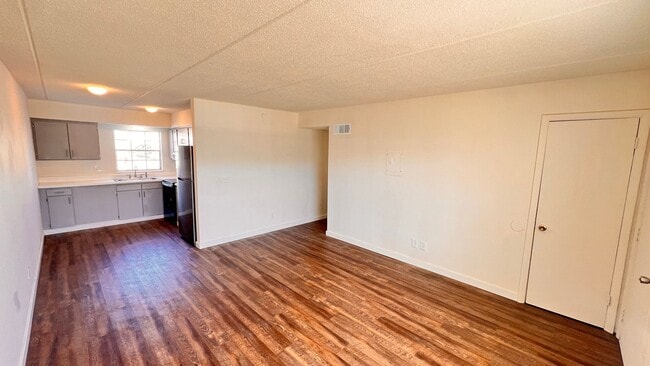 Building Photo - Fresh Paint, New Floors, 2/1 Available NOW
