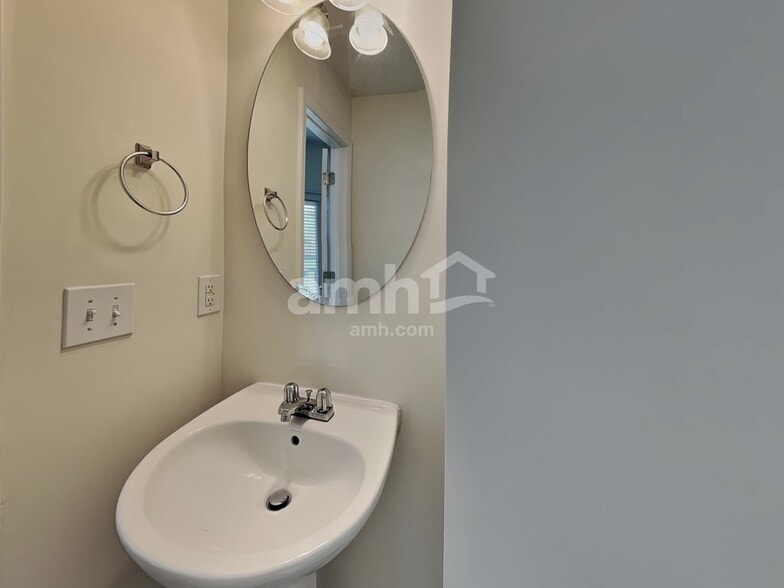 Building Photo - 612 Woodson Dr