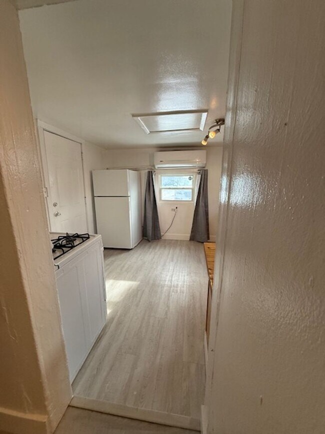 Building Photo - One Bedroom House Near Empower Field - Move In Ready!