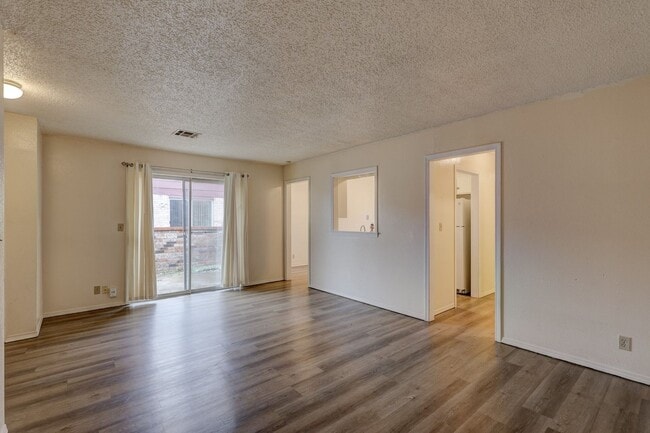 Building Photo - Charming 2-Bedroom Duplex with Garage & Mo...