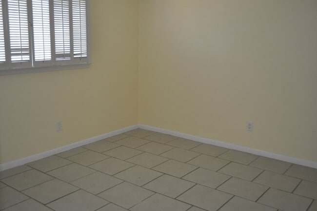 Building Photo - 802 Lochmoor Ln