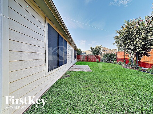 Building Photo - 10805 Middleglen Rd