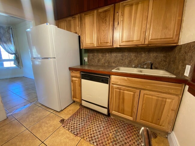 Building Photo - 2 bedroom, 1 bathroom house, fenced yard, ...