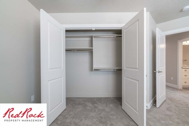 Building Photo - Modern 4-Bed Townhome in Hurricane Heights