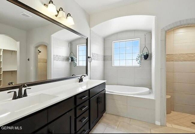 Building Photo - 1126 Gaitan St