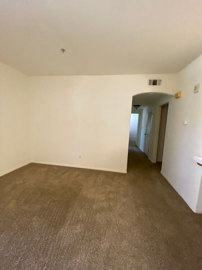 Building Photo - Centrally Located Downstairs Condo in the Oak Creek Villas