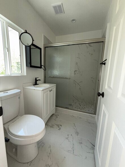 Building Photo - 762 1/2 N Ridgewood Pl