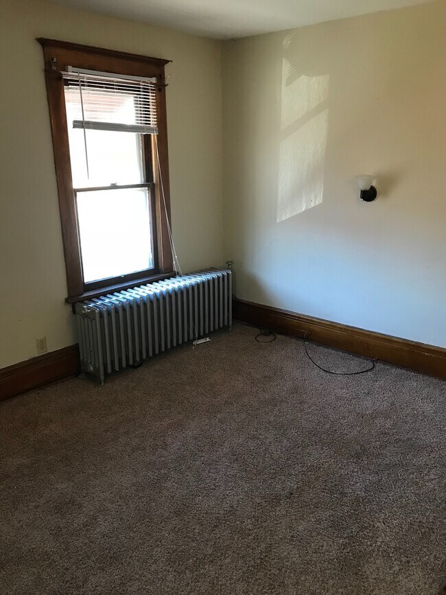 Building Photo - 3 bedroom 1 bath house in St. Paul!