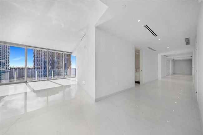 Building Photo - 300 Biscayne Blvd Way