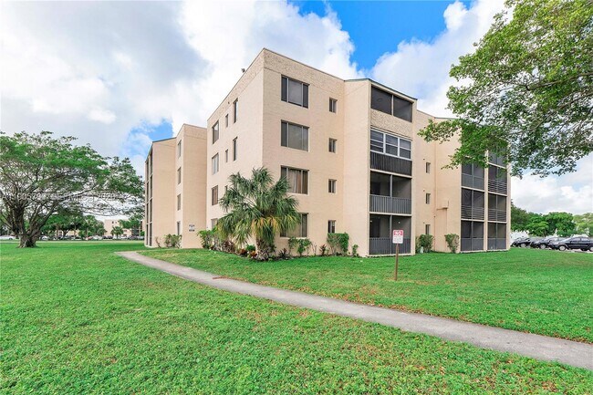 Building Photo - 2820 Somerset Dr