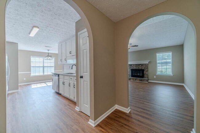 Building Photo - 701 Woodland Ridge Dr