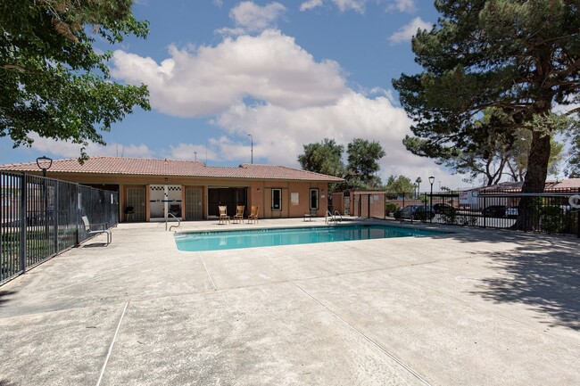 Building Photo - Single story one bedroom unit in community...