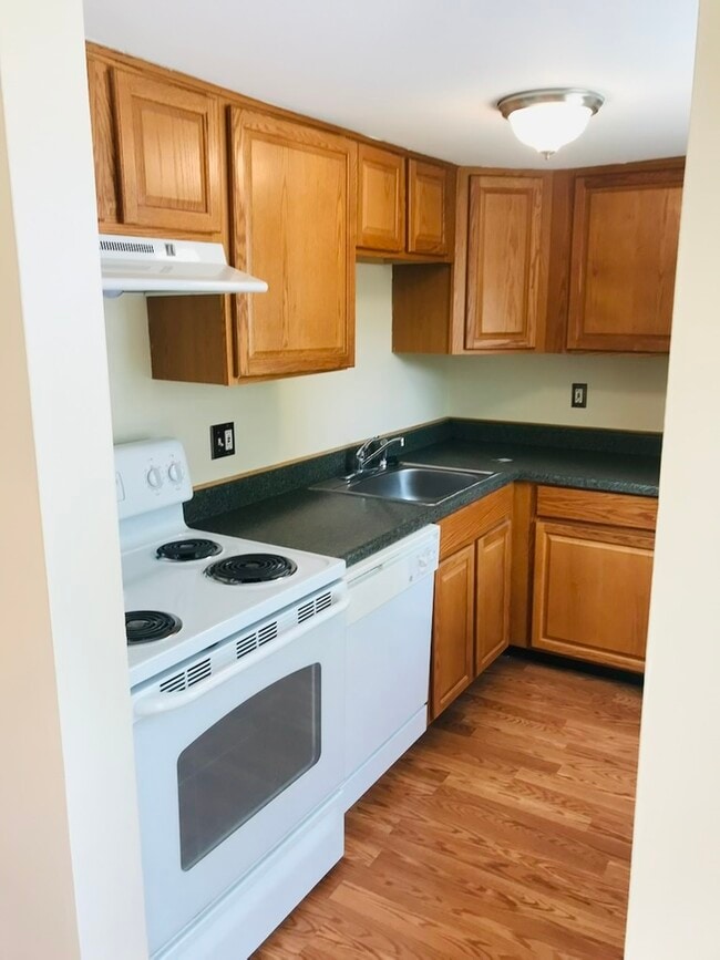 Building Photo - 320 Roanoke Dr SE