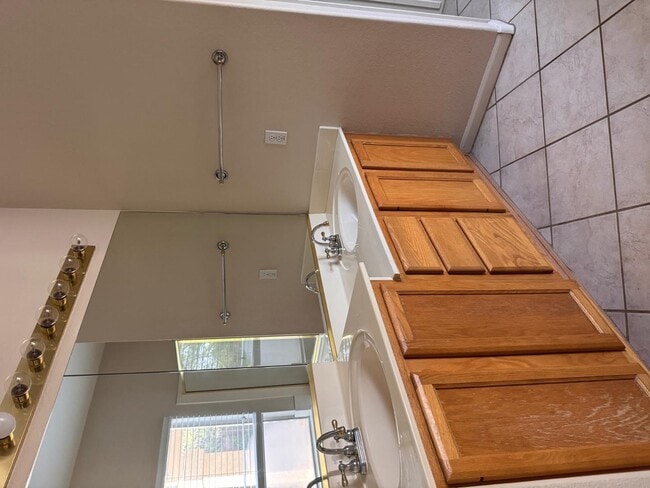 Building Photo - 979 E Brentrup Dr