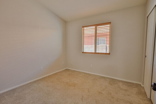 Building Photo - 4 Bedroom 2 Bathroom