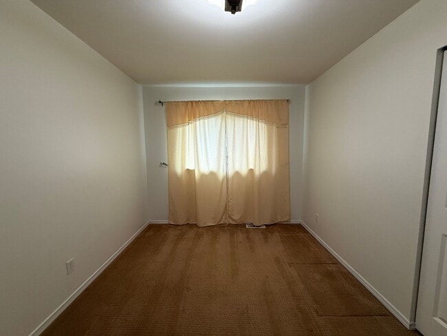Building Photo - Beautiful Split-Entry 4 Bed 3 Bath Home Fully Fenced Yard