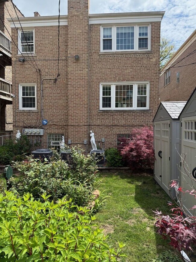 Building Photo - 5534 N Campbell Ave