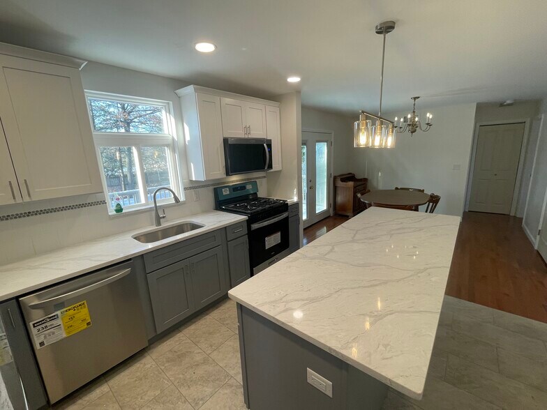 Building Photo - 576 John St