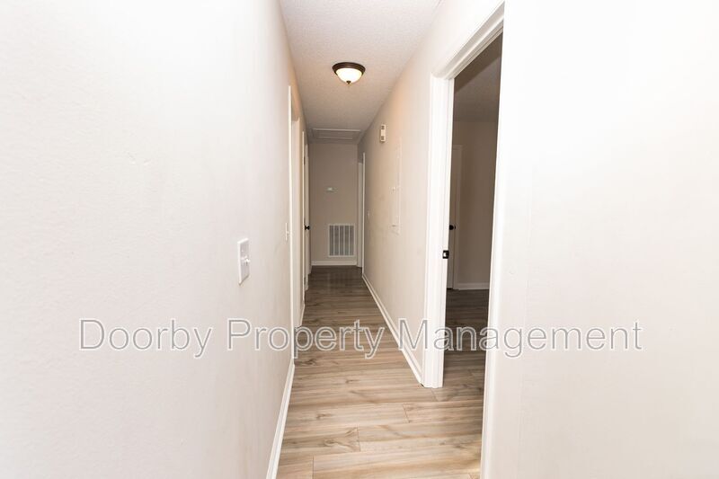 Building Photo - 1109 E 8th St