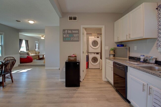 Building Photo - 3 bed home