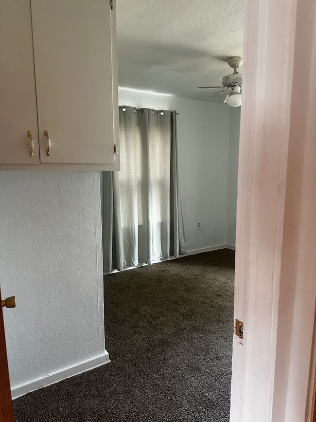 Building Photo - Cozy Charming home