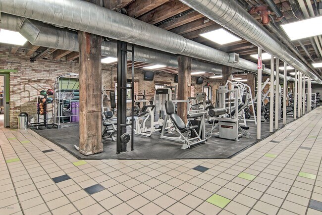 Building Photo - 940 Monroe Ave NW