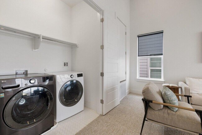 Building Photo - 6124 Florencia Ln