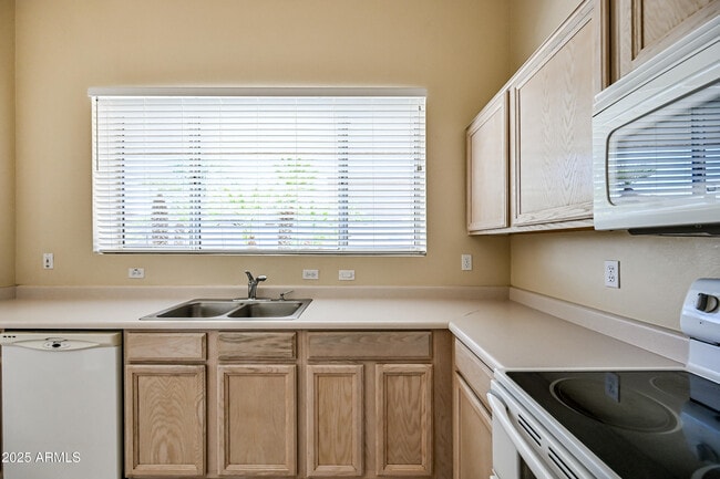 Building Photo - 9021 W Escuda Dr
