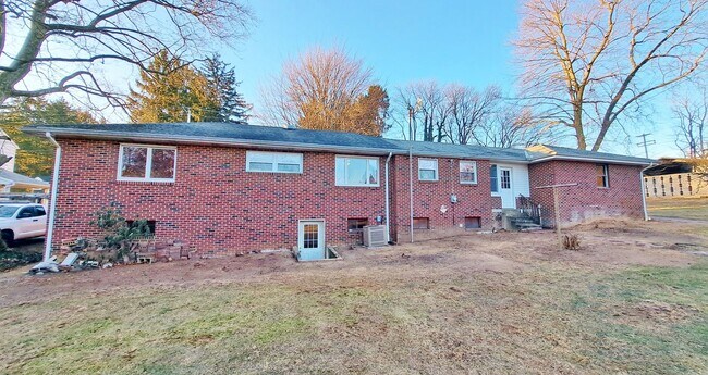 Building Photo - 3 Bed / 1-1/2 Bath Single Family Home w/ 2-Car Garage