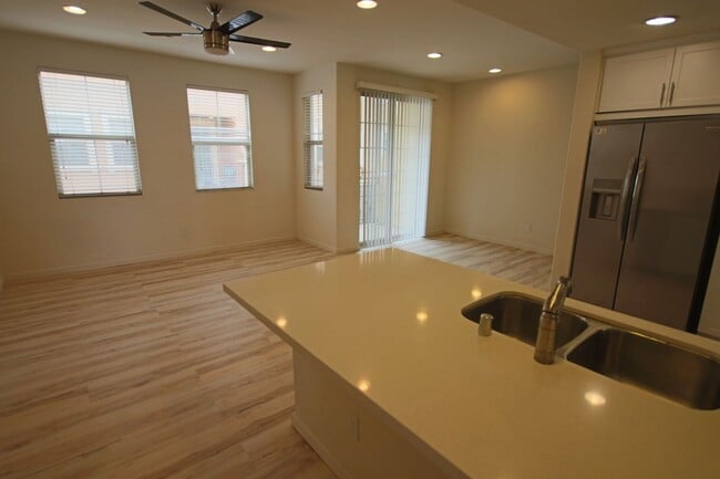Building Photo - 2 Bedroom/2.5 Bath Townhouse