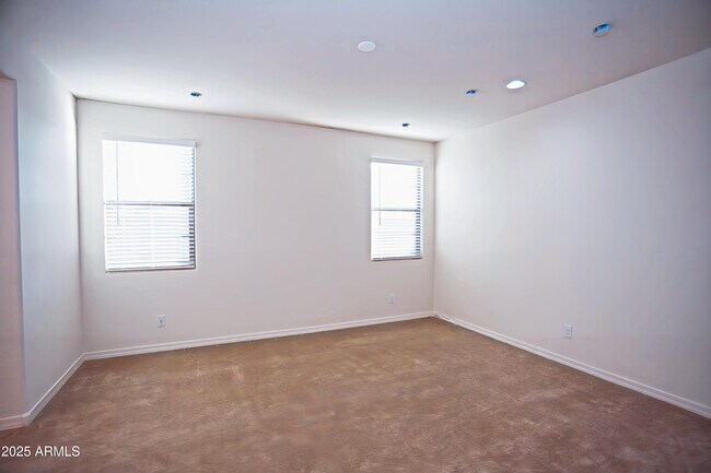 Building Photo - 1005 W Finch Dr