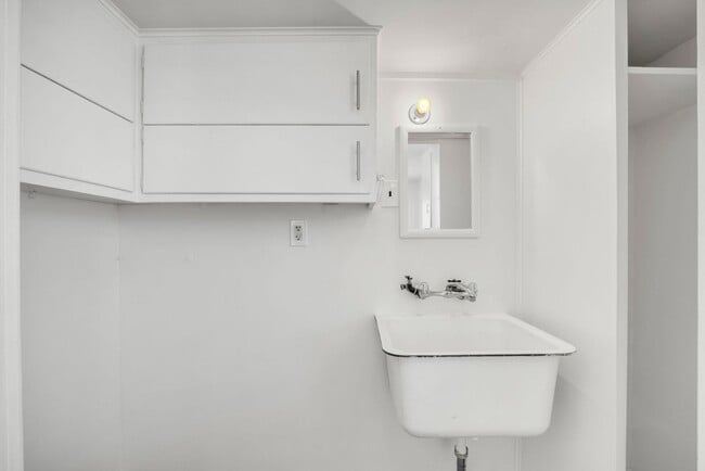 Building Photo - Adorable 2 Bed / 1 Bath Home In Pico Rivera near Birney Tech Academy