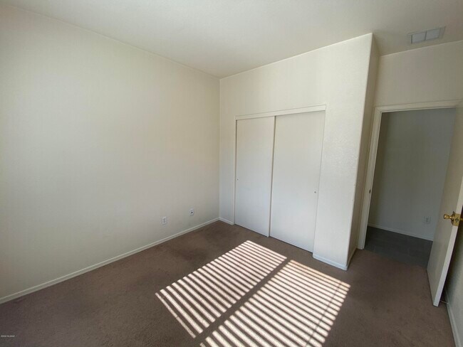 Building Photo - 1262 E Weimer Cir
