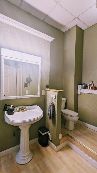 Building Photo - 346 S Rose St