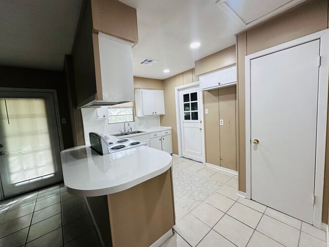 Building Photo - 3 Bedroom House on the Southside For Rent | Corpus Christi