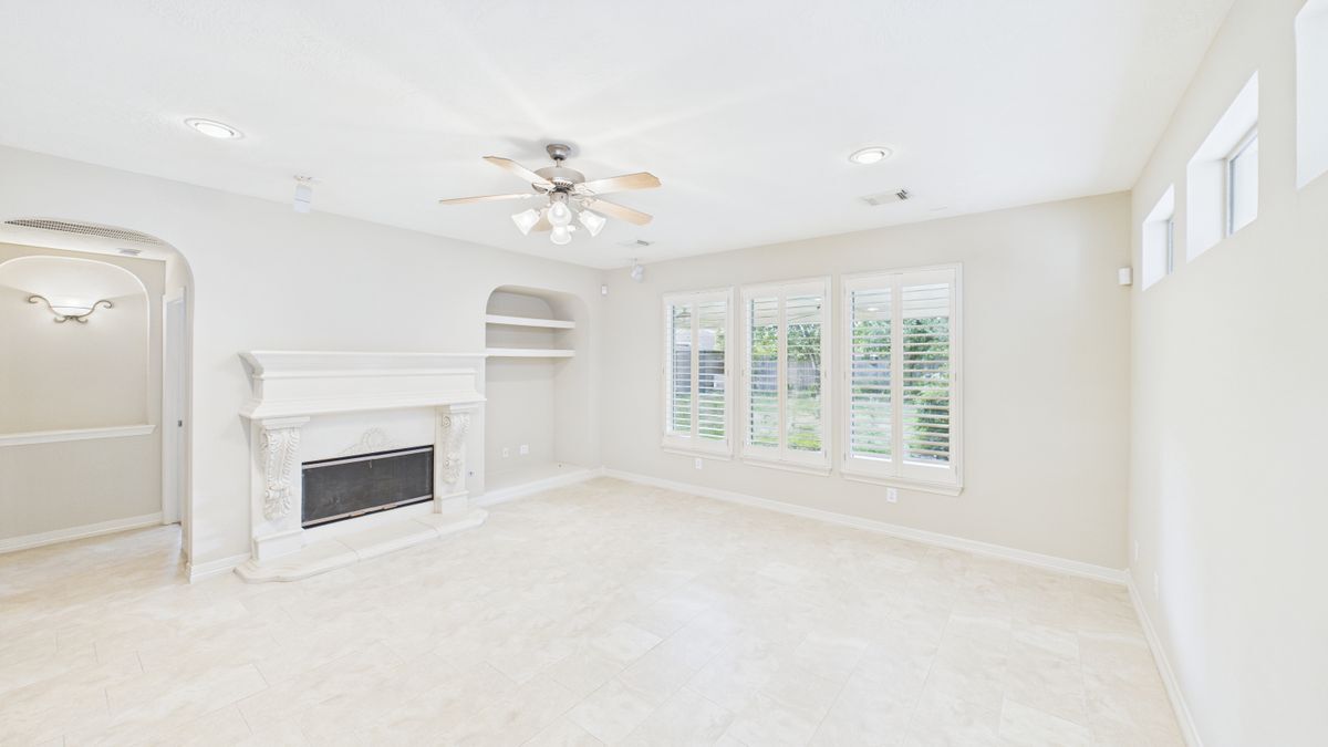 Building Photo - 5923 Serrano Terrace Ln