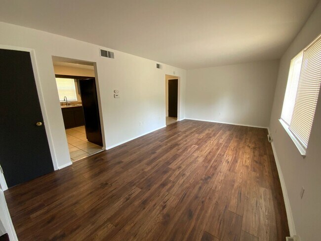 Building Photo - 409-411 Brewer Dr