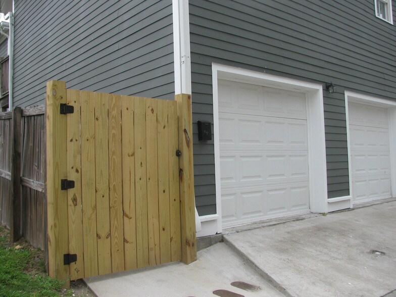 Rear Courtyard Gate from Lane - 537 E Hall Ln