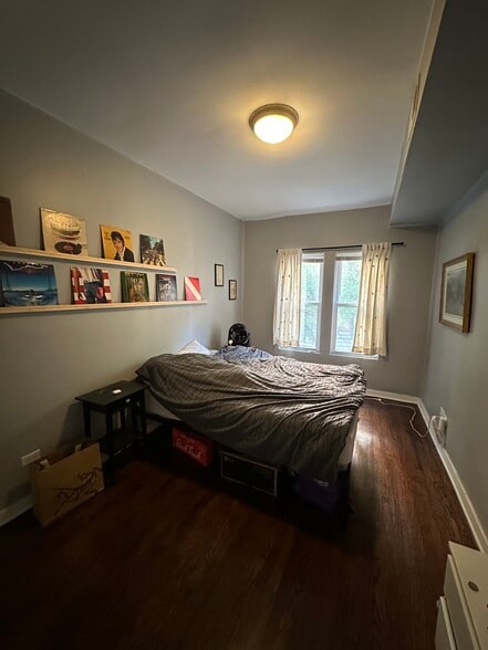 Bedroom - 6754 N Lakewood Ave
