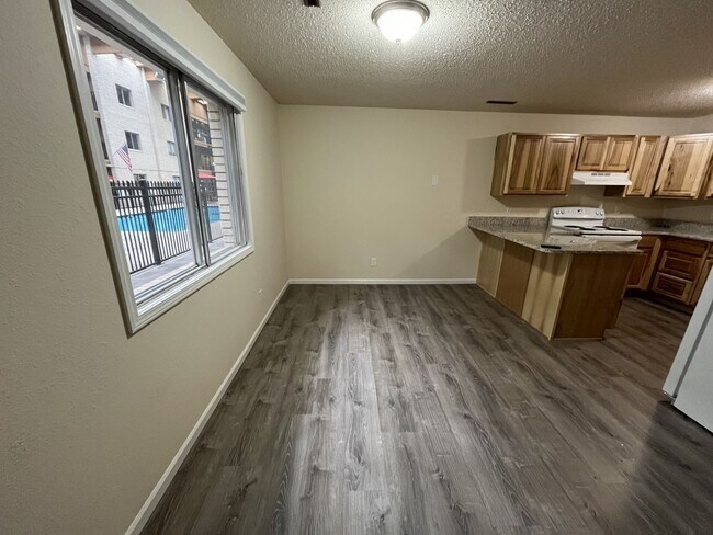 Building Photo - Newly Remodeled 2 Bedroom Unit in Family a...