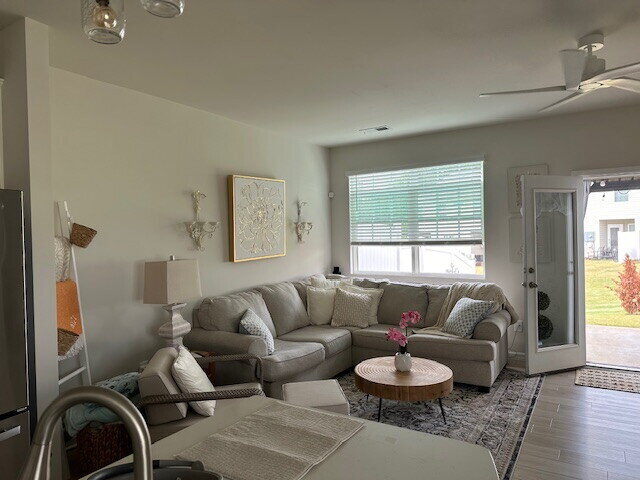 Building Photo - Beautiful 3 bedroom townhome with backyard space in Pendleton