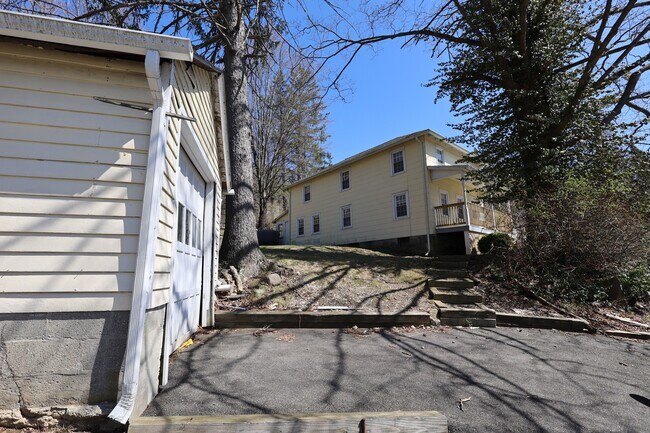 Building Photo - 48 W Branchville Rd