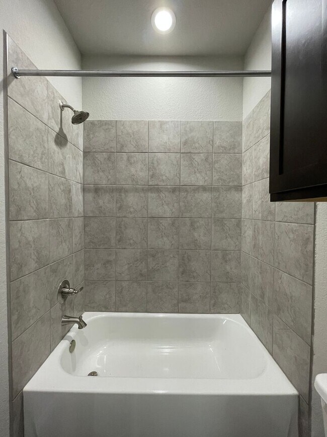 Building Photo - TOWNHOME FOR RENT