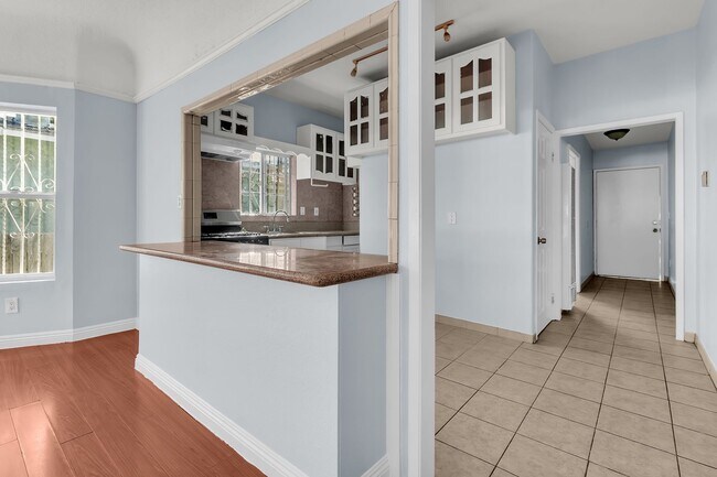 Building Photo - 640 E 54th St