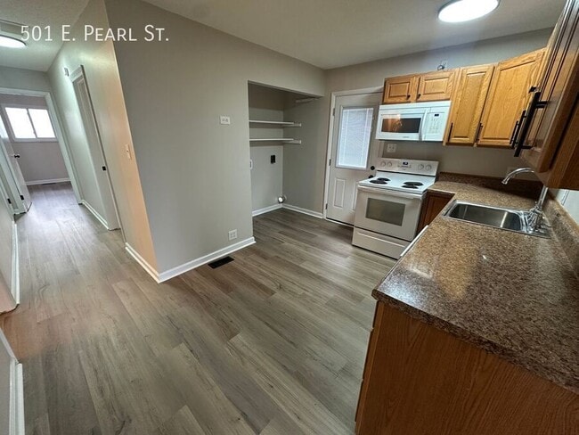 Building Photo - 501 E Pearl St