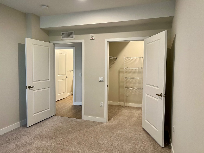 Building Photo - 2912 Mayflower Cir