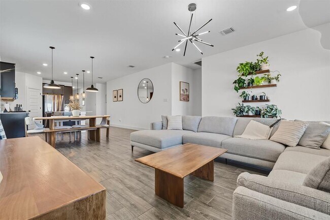 Building Photo - 905 Gray Fox Lp