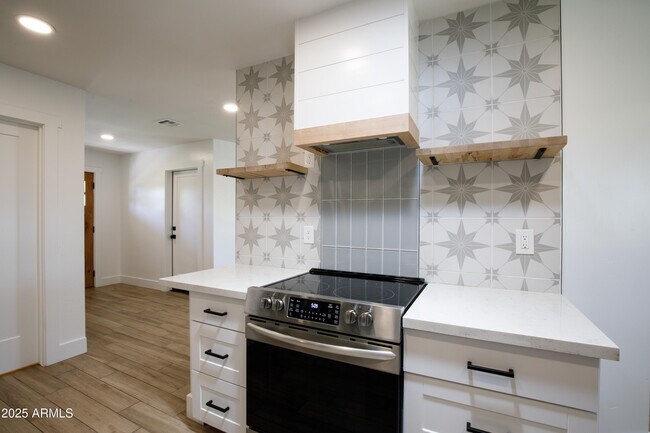 Building Photo - 1028 E Manzanita Dr
